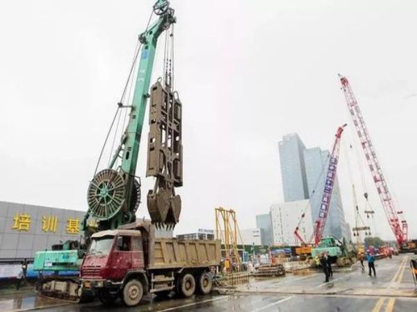 登封市吊车出租公司电话_设备搬迁吊装都应该注意什么?